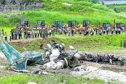 পাইলট ছাড়া ১৮ যাত্রীই নিহত