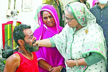 ঢাকা মেডিকেলে আহতদের পাশে প্রধানমন্ত্রী