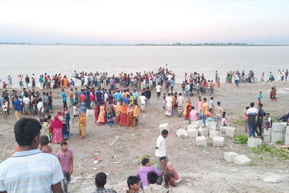 তিস্তায় ট্রলার ডুবি, খোঁজ মেলেনি ৩ শ্রমিকের