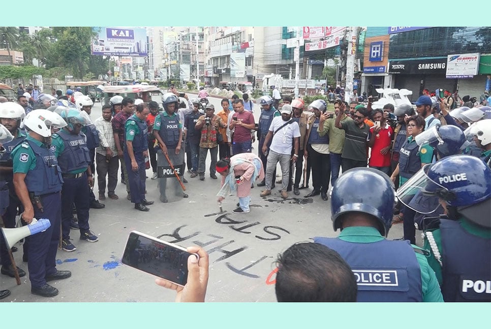 ৯ দফা দাবিতে খুলনায় শিক্ষার্থীদের অবস্থান