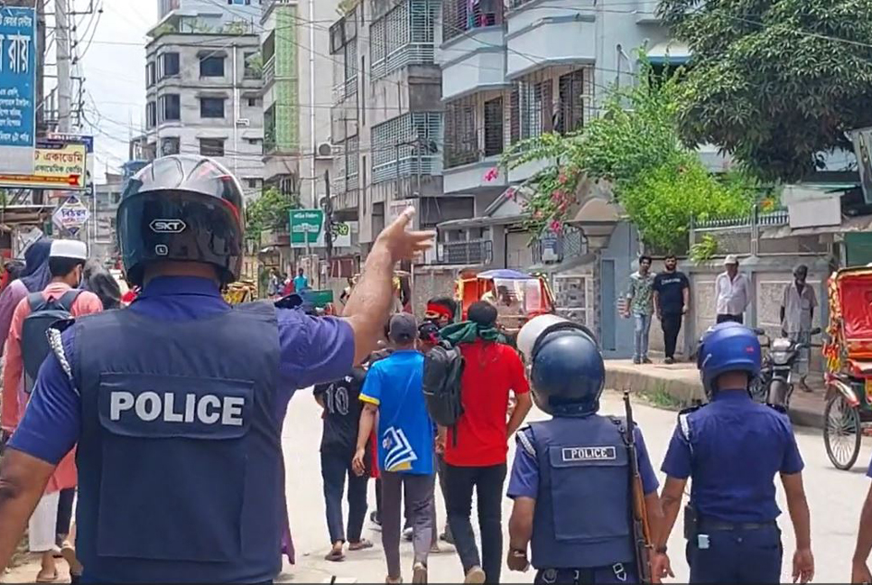 টাঙ্গাইলে পুলিশের বাধায় শিক্ষার্থীদের মিছিল পণ্ড

