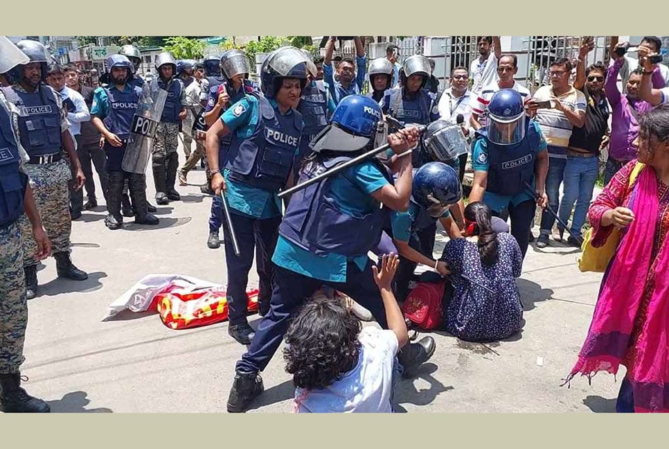 বরিশালে দুই দফায় শিক্ষার্থীদের ওপর লাঠিচার্জ, সাংবাদিকসহ আহত ১৫