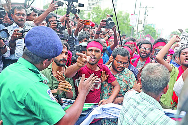 লাল রঙে প্রতিবাদ বিক্ষোভ অবরোধ