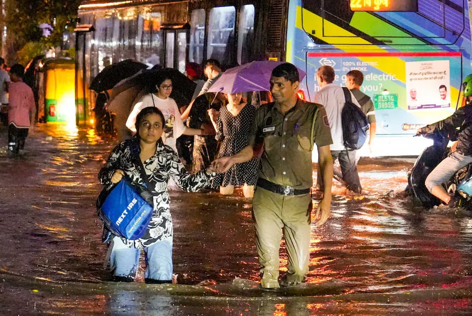 ভারী বৃষ্টিতে দিল্লিতে ৯ জনের মৃত্যু, স্কুল বন্ধ