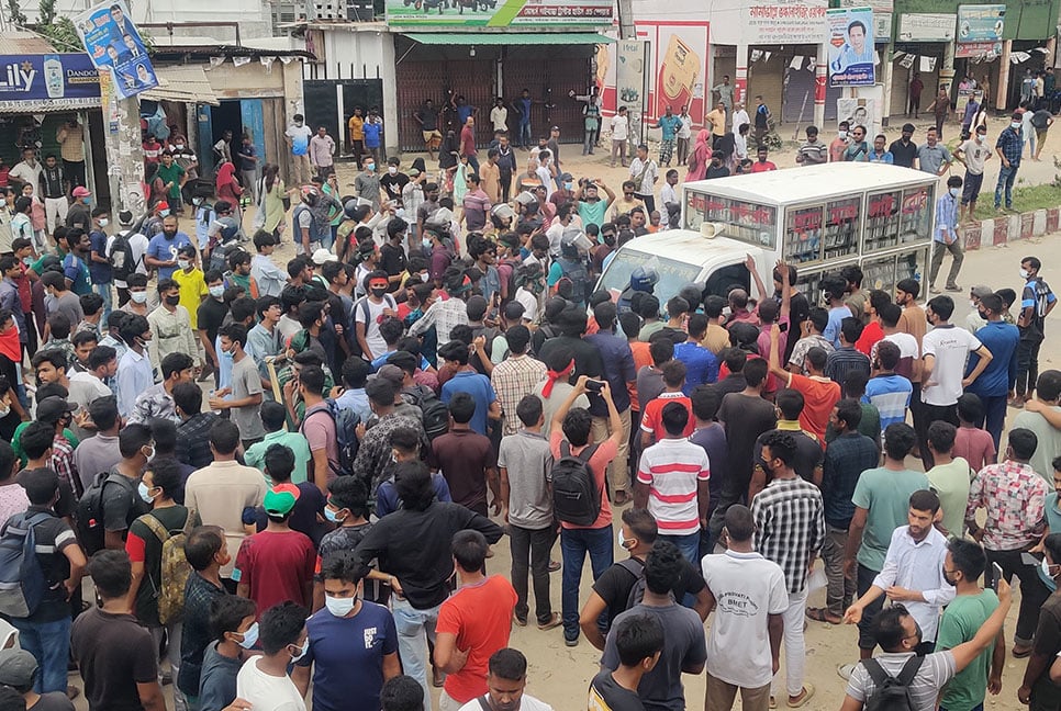 সড়ক অবরোধ করে গাইবান্ধায় রিমেম্বারিং দা হিরোস কর্মসূচি