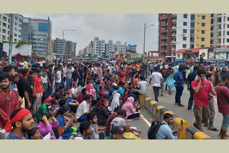 মিরপুর ডিওএইচএসে শিক্ষার্থীদের বিক্ষোভ

