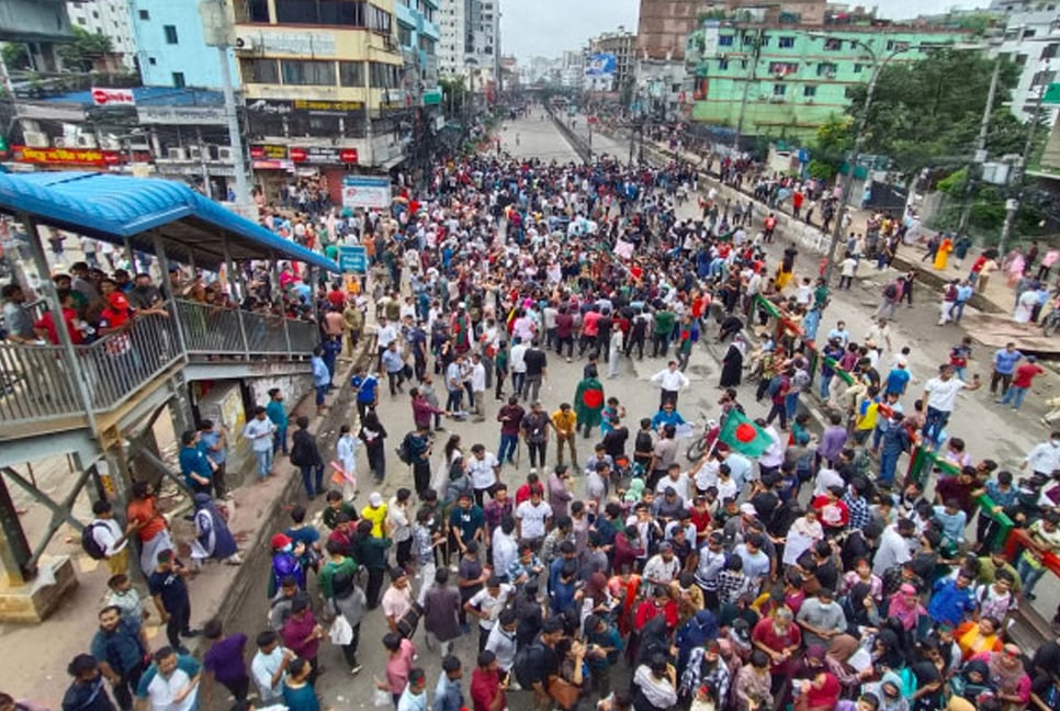 শিক্ষার্থীদের দখলে প্রগতি সরণী, যোগ দিয়েছেন শিক্ষক-অভিভাবকরাও