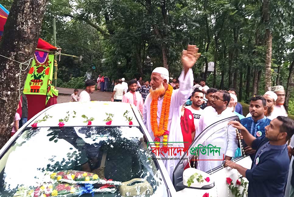 ৪১ বছর ইমামতি শেষে বাড়ি ফিরলেন ফুলের গাড়িতে