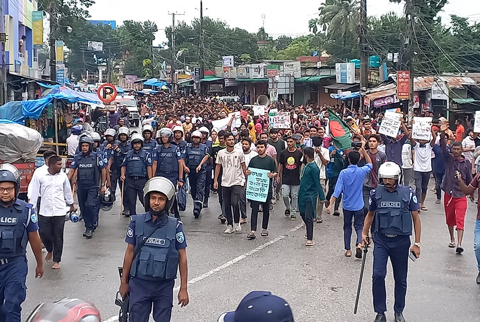 শিক্ষার্থীদের আন্দোলনে উত্তাল পঞ্চগড় 