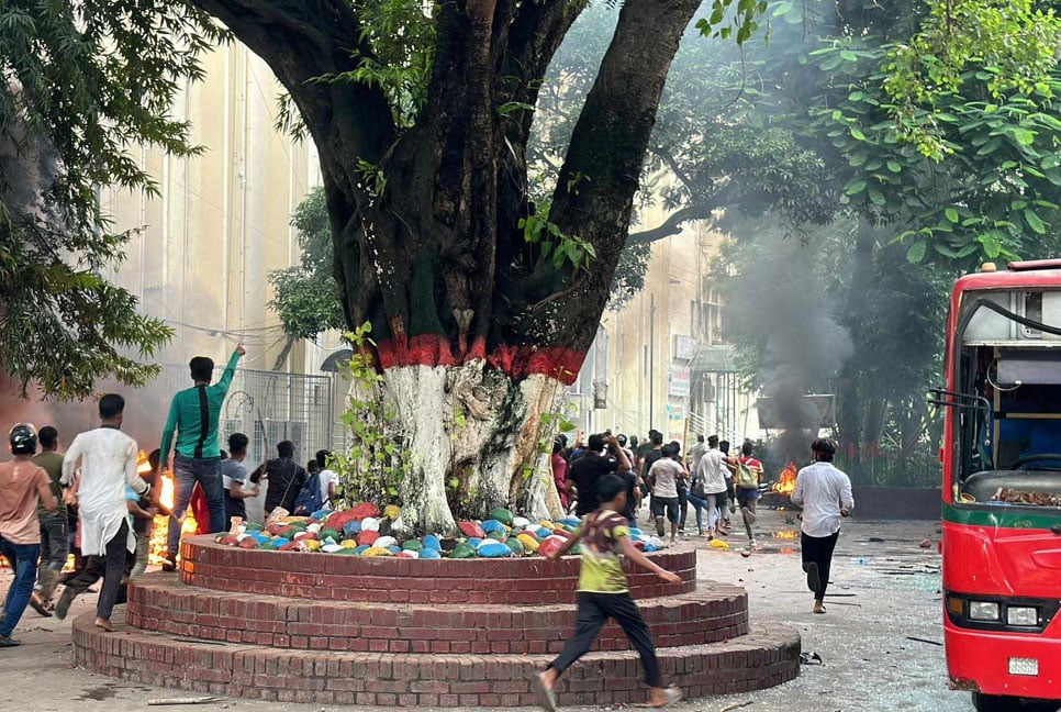 শাহবাগে পাল্টাপাল্টি ধাওয়া, বিএসএমএমইউতে ভাঙচুর-অগ্নিসংযোগ