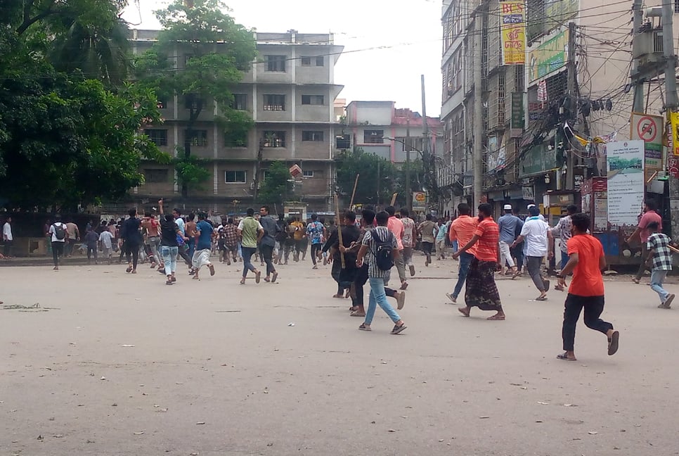 পুরান ঢাকায় বিক্ষোভকারী ও আওয়ামী লীগ নেতাকর্মীদের ধাওয়া পাল্টা ধাওয়া

