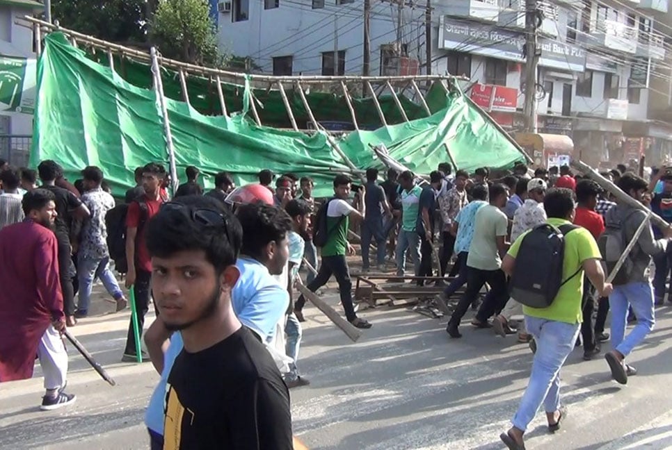 ঝিনাইদহে থানায় ইটপাটকেল নিক্ষেপ, পুলিশ বক্স ভাঙচুর, শিশুসহ গুলিবিদ্ধ ১১