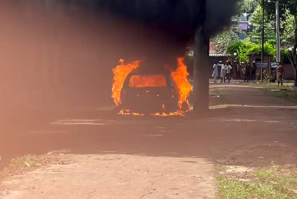 বকশীগঞ্জে আওয়ামী লীগ কার্যালয় ভাঙচুর ও প্রাইভেটকারে আগুন
