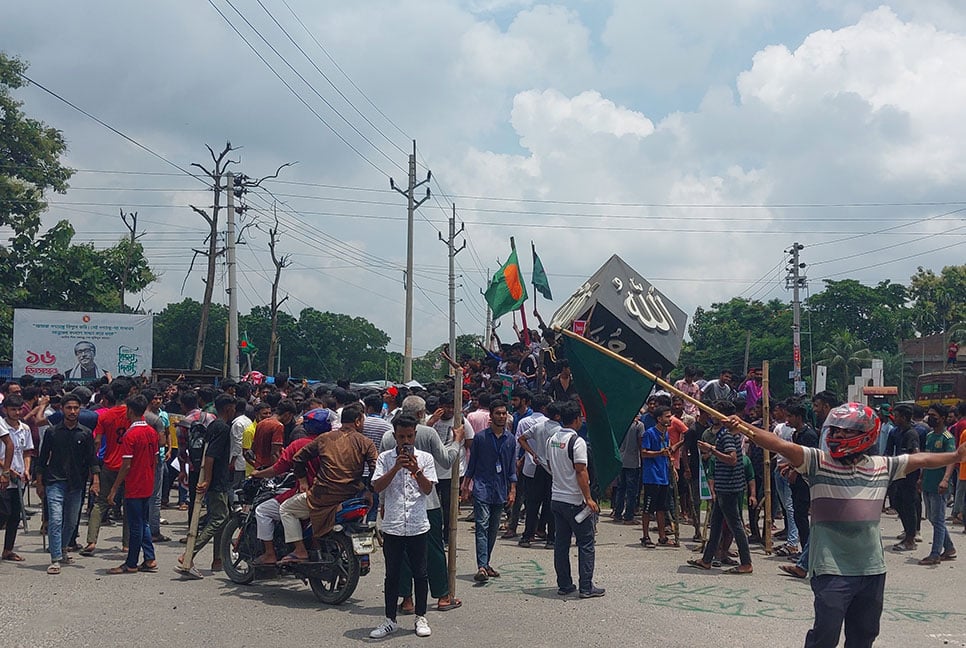 মেহেরপুরে শিক্ষার্থী ও আওয়ামী লীগের পাল্টাপাল্টি বিক্ষোভ