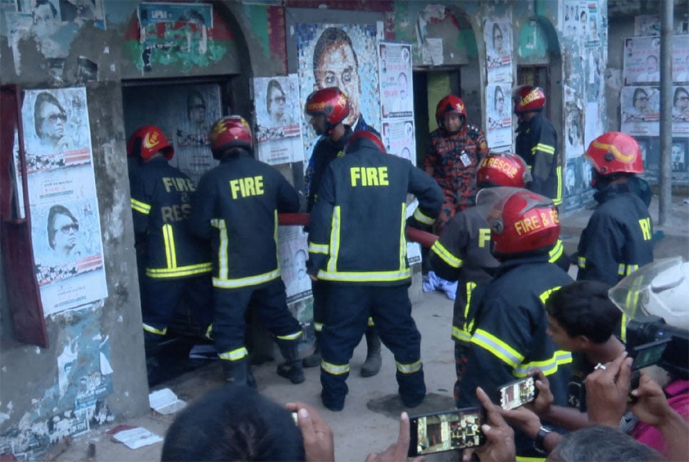 যশোরে বিএনপির কার্যালয় ভাঙচুর ও আগুন

