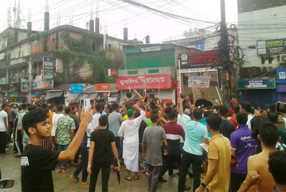 সিলেট নগরজুড়ে লাখো জনতার উচ্ছ্বাস, মিষ্টি বিতরণ