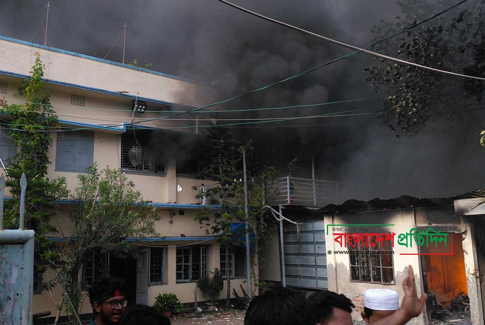 বরিশালে আনন্দ মিছিল, এমপি-নেতাদের বাসায় হামলা, লুটপাট