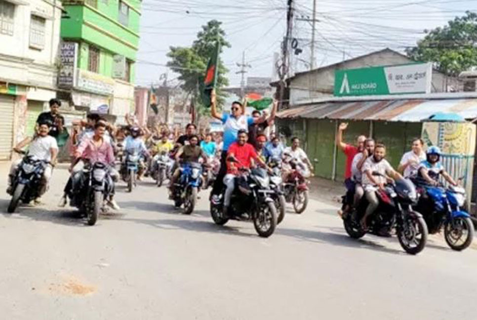 শেখ হাসিনার পদত্যাগের পর
 দিনাজপুরে উচ্ছ্বসিত জনতার ঢল