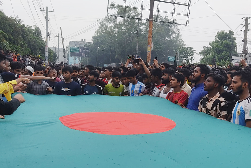 রংপুরে বিজয় মিছিলে ‌আবু সাঈদকে স্মরণ

