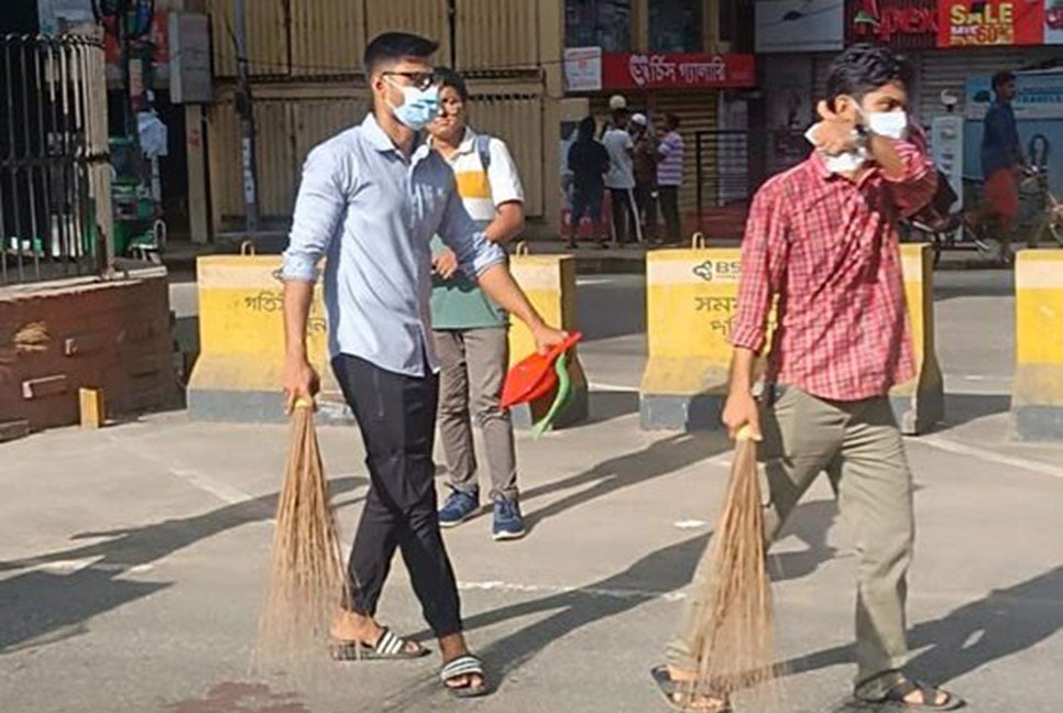 চট্টগ্রামে ট্রাফিক ব্যবস্থাপনা ও সড়ক পরিষ্কারে শিক্ষার্থীরা