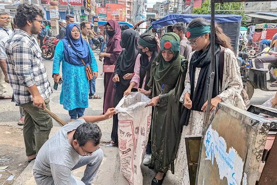 বগুড়ায় ট্রাফিকের দায়িত্ব পালন ও পরিচ্ছন্নতা কাজে শিক্ষার্থীরা

