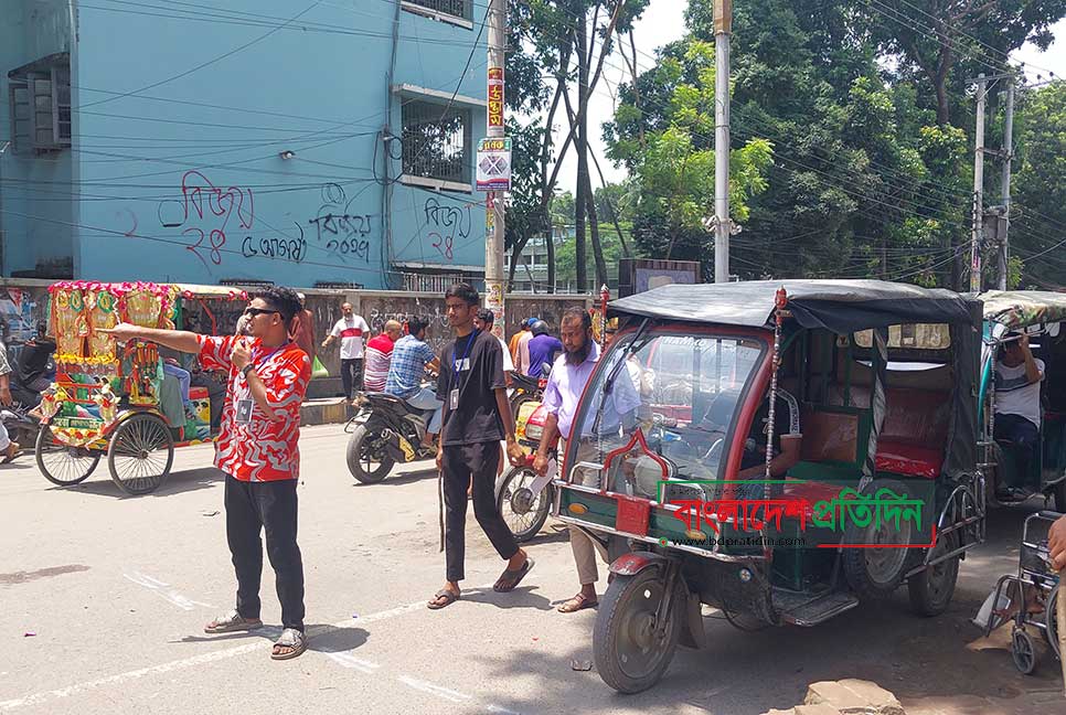 টাঙ্গাইলে ট্রাফিকের দায়িত্ব পালন করছেন শিক্ষার্থীরা