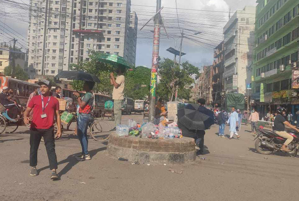 পুরান ঢাকার ট্রাফিক নিয়ন্ত্রণ করছেন শিক্ষার্থীরা 