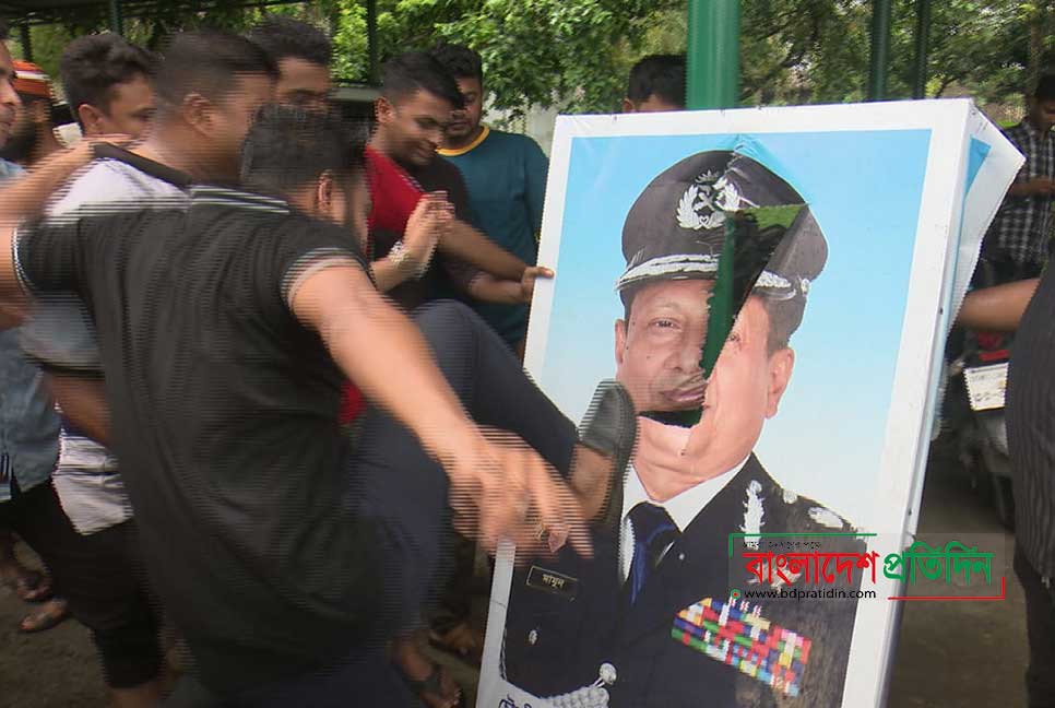 বরিশালে ১১ দফা দাবিতে পুলিশ সদস্যদের বিক্ষোভ