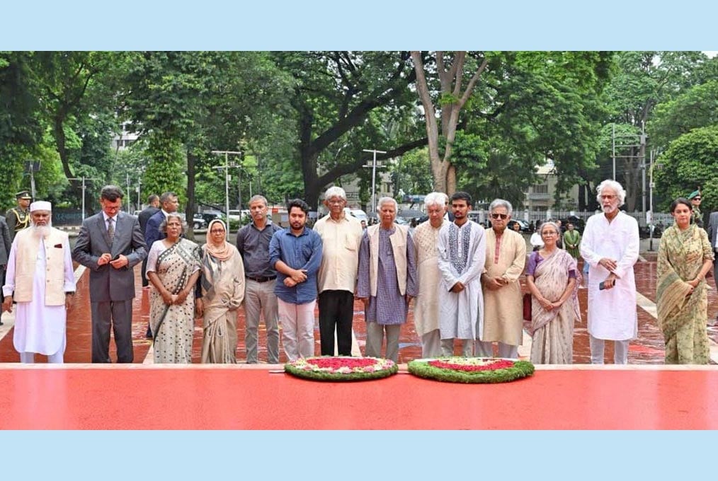 কেন্দ্রীয় শহীদ মিনারে অন্তর্বর্তী সরকারের উপদেষ্টাদের শ্রদ্ধা