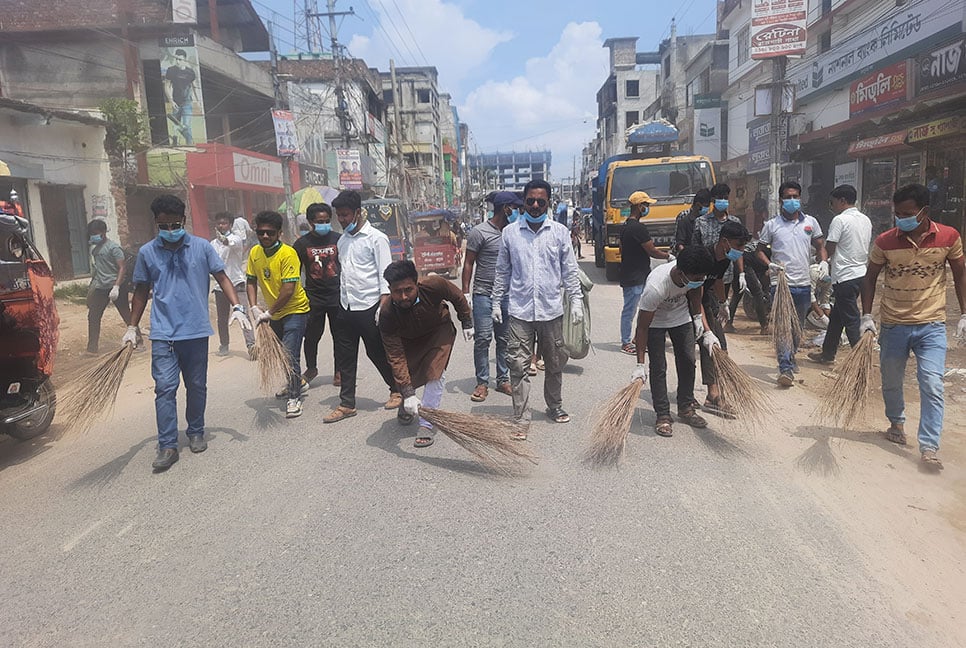 জয়পুরহাটে সড়ক পরিষ্কারে ছাত্রদলের নেতাকর্মীরা