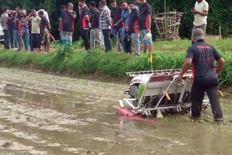 বিশ্বনাথে রাইস ট্রান্সপ্লান্টার দিয়ে চারা রোপণ প্রদর্শনী
