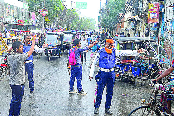 বগুড়ায় যানজট নিরসনে কাজ করছে ট্রাফিক পুলিশ