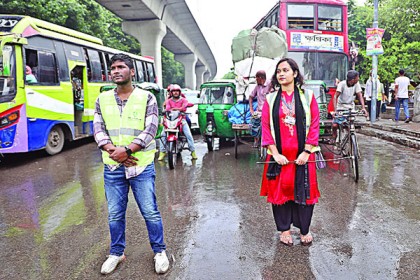 সড়কে যানবাহন সামলাচ্ছেন শিক্ষার্থীরা