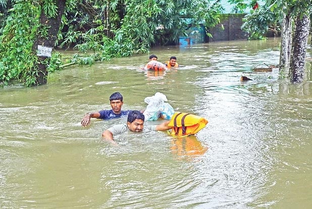 ভয়াবহ বন্যায় বিপর্যস্ত ১২ জেলা, মৃত্যু ১২