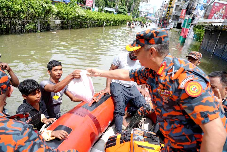 বন্যাদুর্গত এলাকা ও উদ্ধারকাজ পরিদর্শনে ফায়ার সার্ভিস মহাপরিচালক