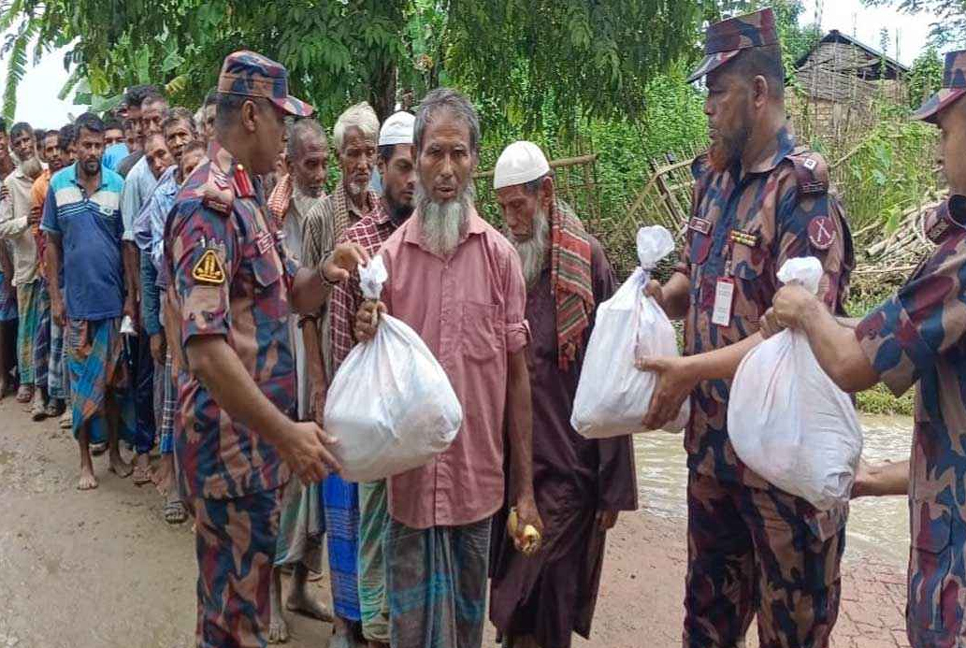 বন্যার্তদের সহায়তায় একদিনের বেতন দিলেন বিজিবির সদস্যরা

