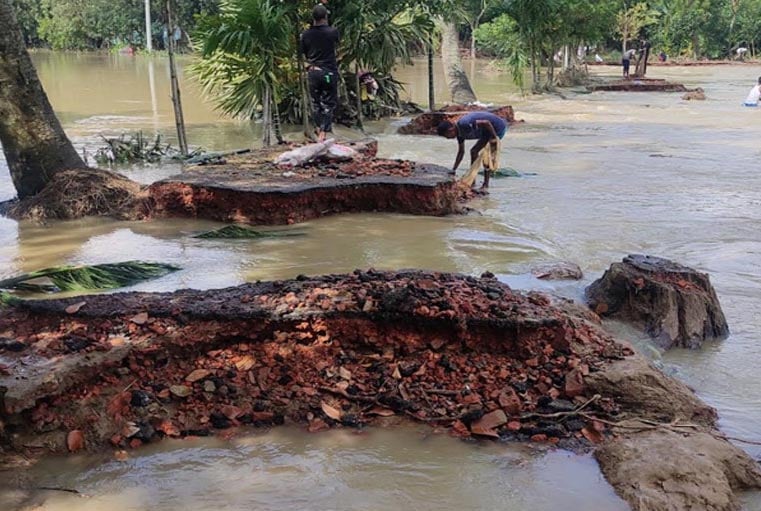 কুমিল্লায় ধীরগতিতে কমছে বন্যার পানি 