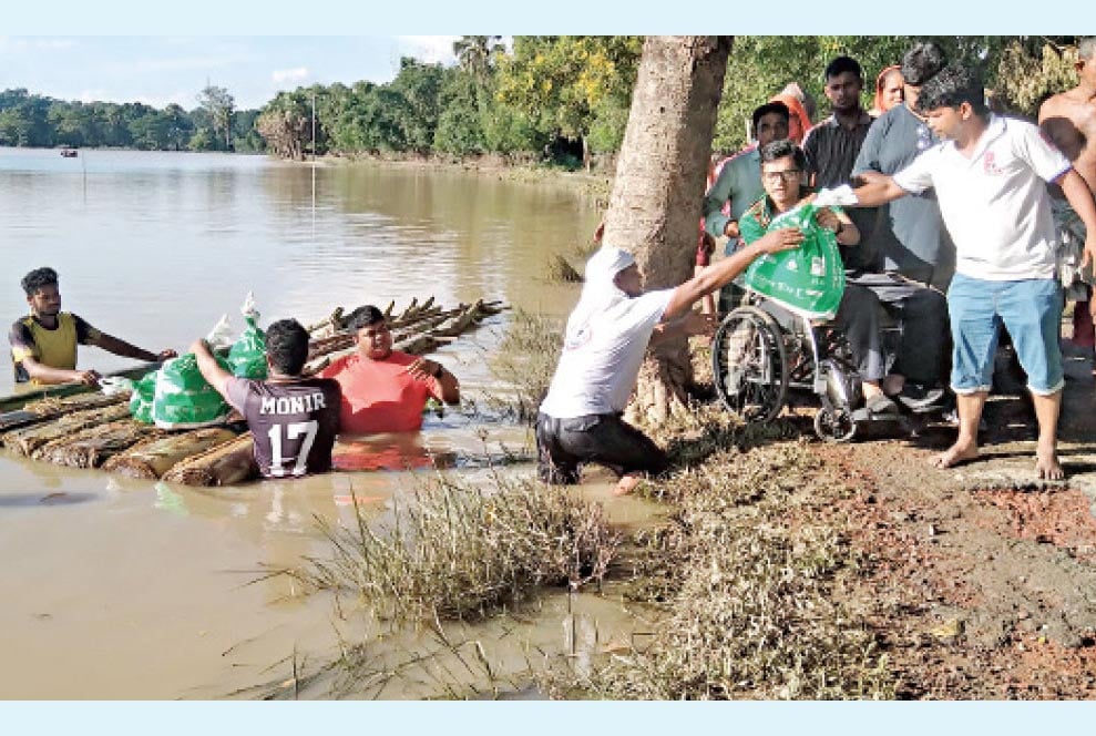 শুকনা খাবার পেয়ে খুশি বন্যার্তরা