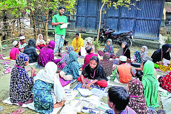 গাছতলায় বিনামূল্যে পাঠদান