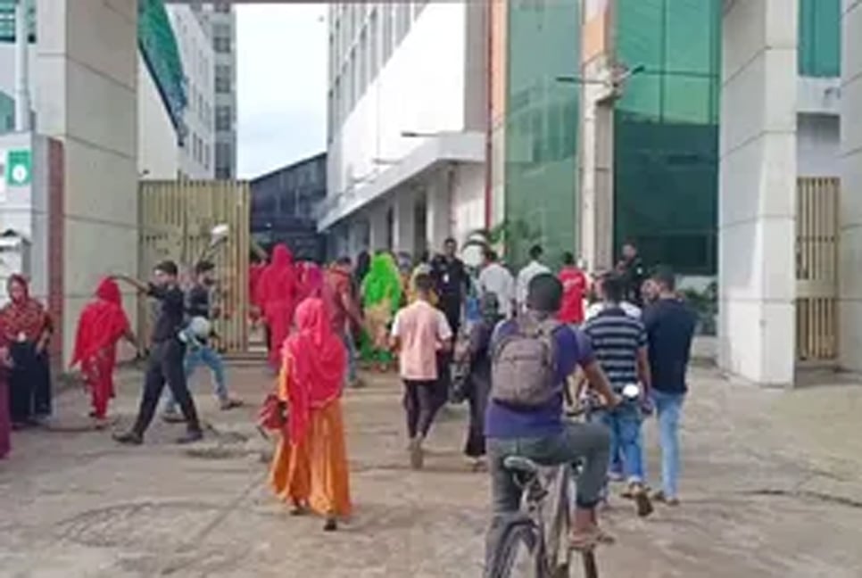 আশুলিয়ায় ১৫ পোশাক কারখানায় সাধারণ ছুটি

