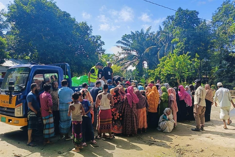 বন্যার্তদের মাঝে উত্তরা পূর্ব থানা বিএনপির উদ্যোগে ত্রাণ বিতরণ 