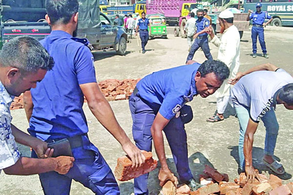 রাস্তা মেরামতে পুলিশ