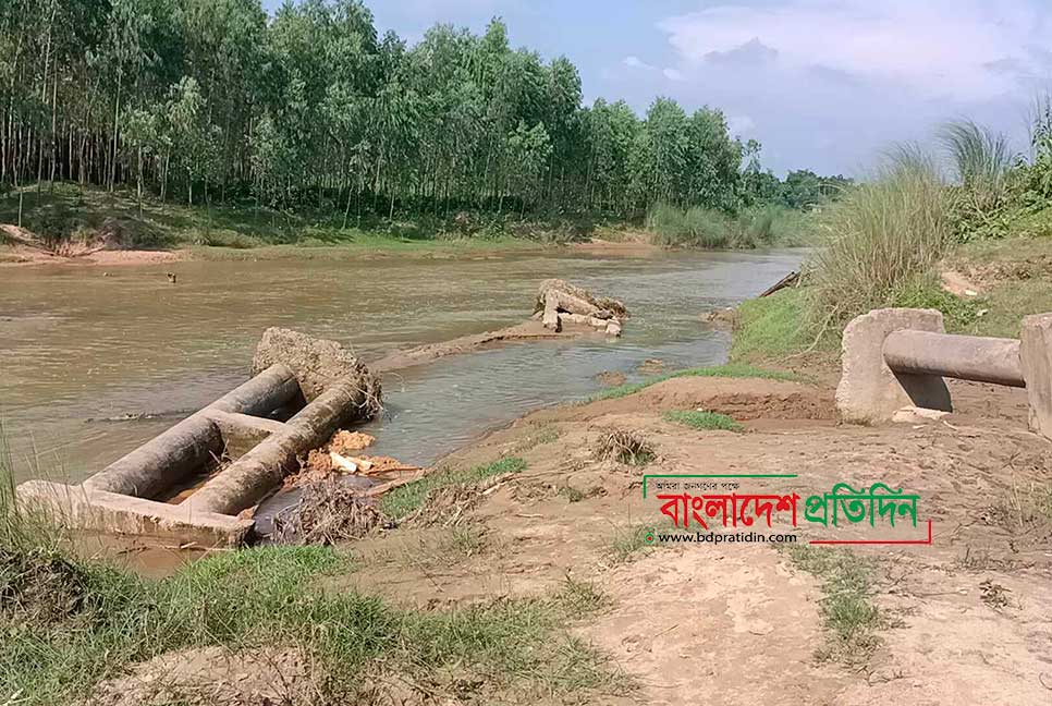 চেল্লাখালী নদীর আয়রন সেতু ভেঙে যাওয়ায় দুর্ভোগ চরমে