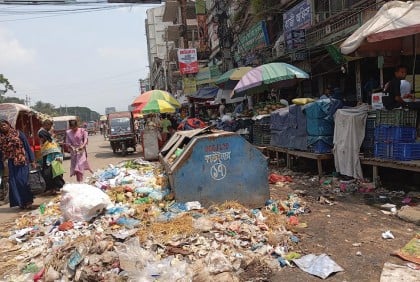 টঙ্গীতে সড়কে ময়লার ভাগাড়