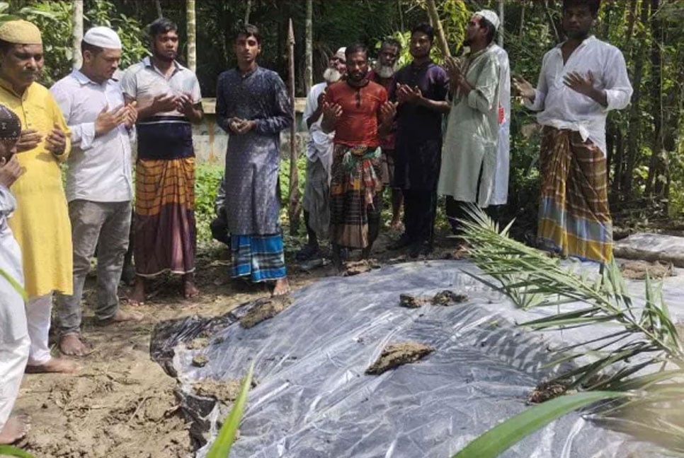 বাবা-মার সমাধির পাশে চিরনিদ্রায় শায়িত তোফাজ্জল