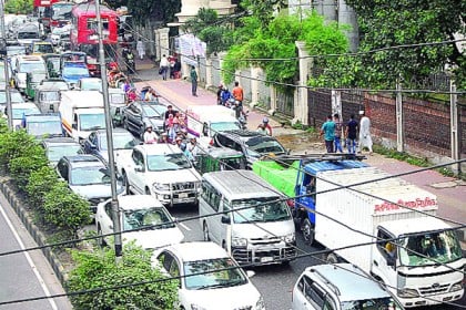 সড়কে এখনো ফেরেনি শৃঙ্খলা