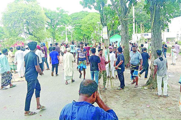 তুচ্ছ ঘটনায় সংঘর্ষে আহত অর্ধশতাধিক