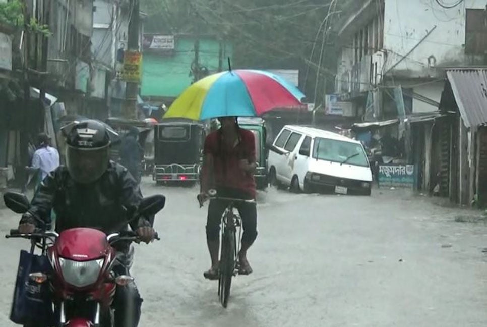 বাগেরহাটে বৃষ্টিতে শহরের 
রাস্তঘাটসহ নিম্নাঞ্চল প্লাবিত