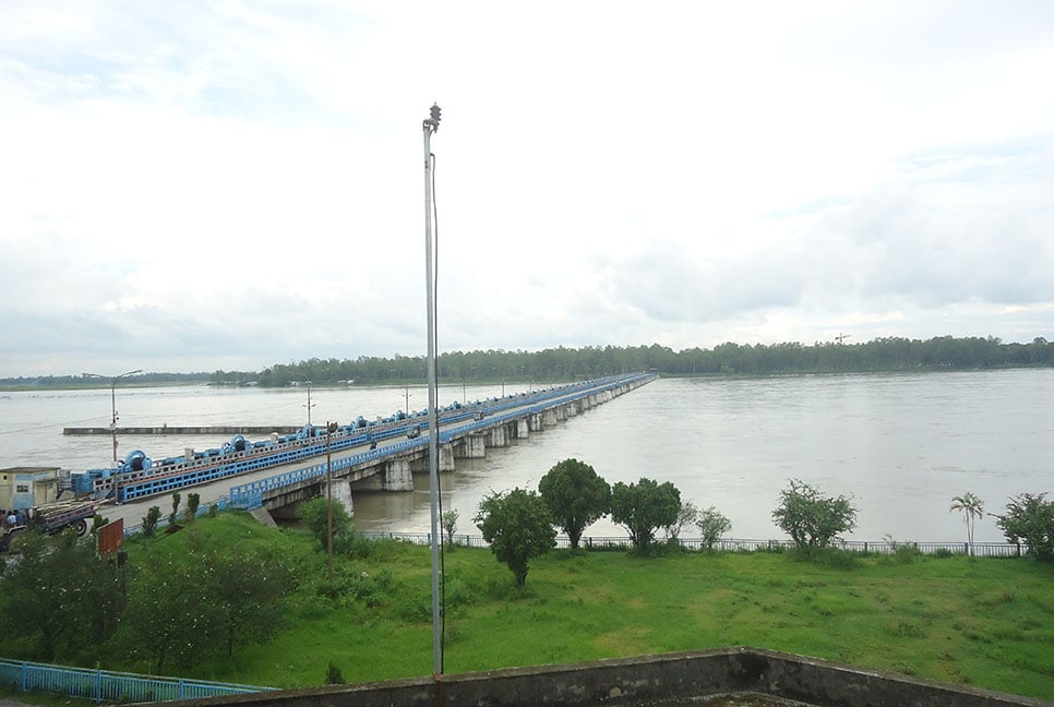 অসময়ে তিস্তাপাড়ে বন্যার পদধ্বনি, খুলে দেওয়া হলো ৪৪ জলকপাট