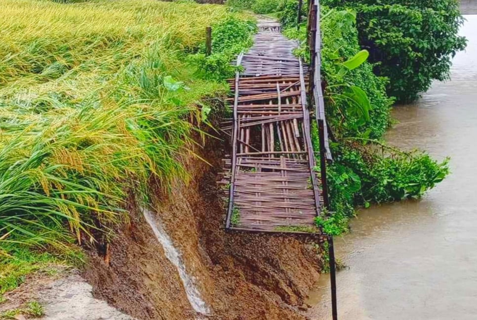 টানা বর্ষণে বাঁশের সাঁকো নদীতে বিলীন, দুভোর্গে গ্রামবাসী